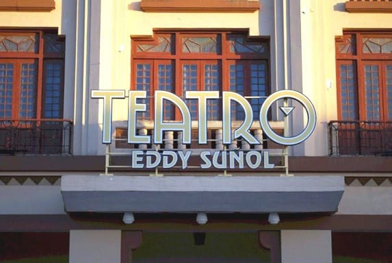 Entrada al teatro Eddy Suñol, en Holguin