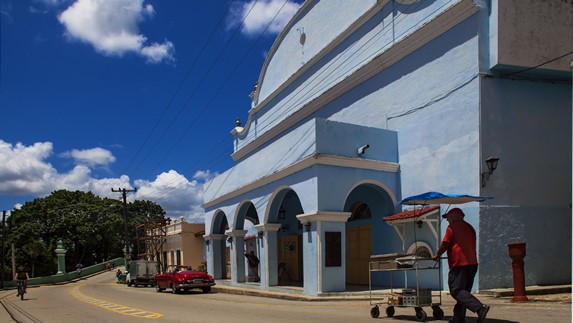 fachada colonial azul del teatro