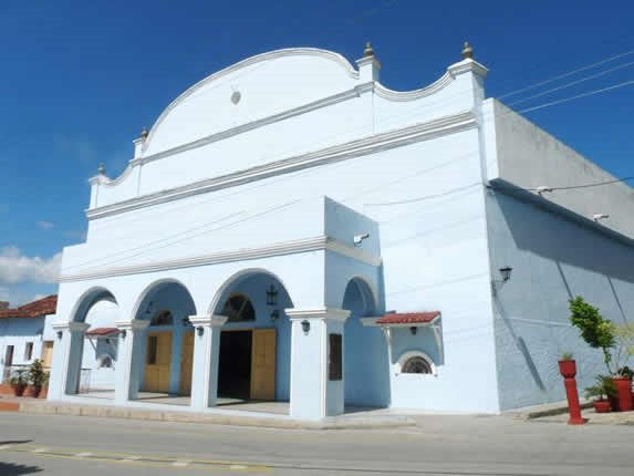 fachada colonial azul del teatro