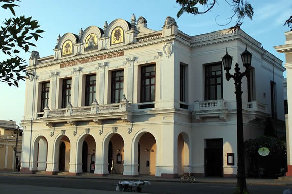 fachada colonial del teatro bajo el cielo azul