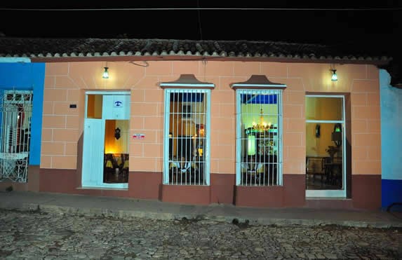 Fachada del restaurante en calle colonial