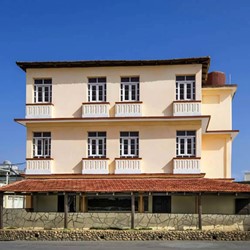 fachada colonial del hotel con balcones