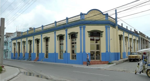 View of the entrance of the Tunas theater