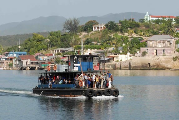 ferry en la bahía