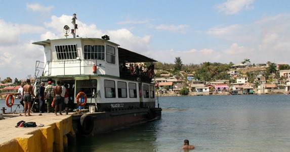 ferry en el muelle del cayo