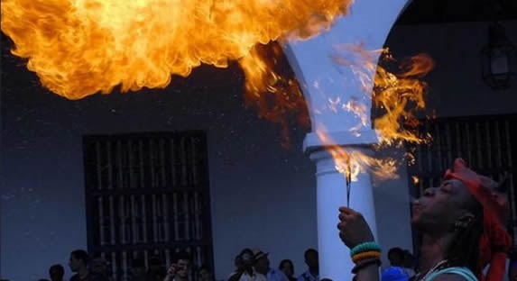 hombre escupiendo fuego en el desfile