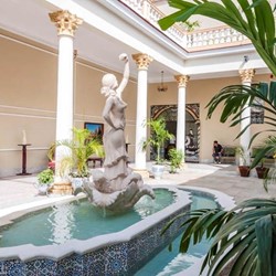 patio interior con fuente y escultura de mármol