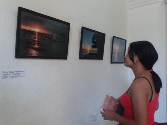 Exposición de cuadros en el interior de la galería