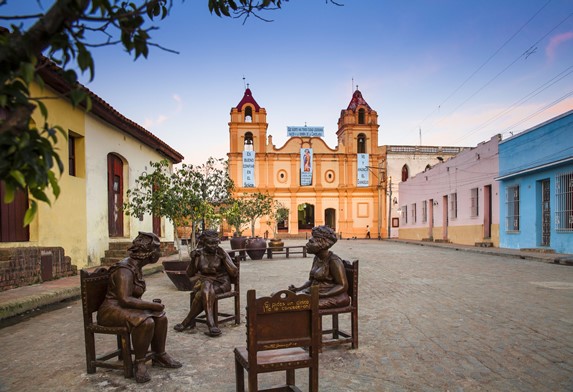 plaza con esculturas y construcciones coloniales