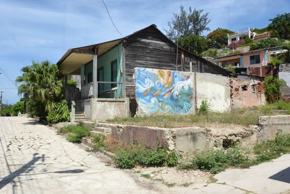 casa de madera con grafiti de colores en la pared