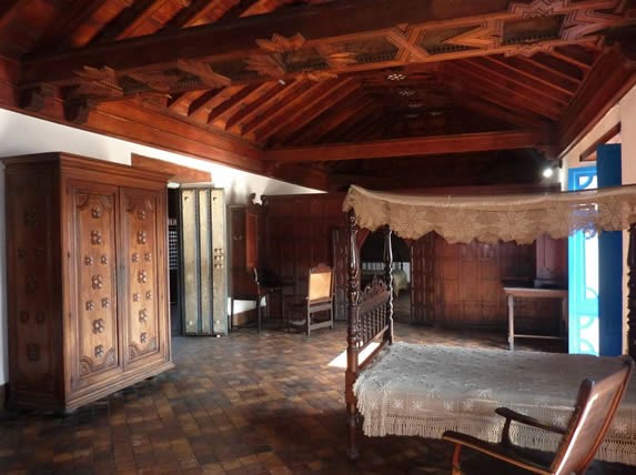 habitación con mobiliario antiguo de madera 