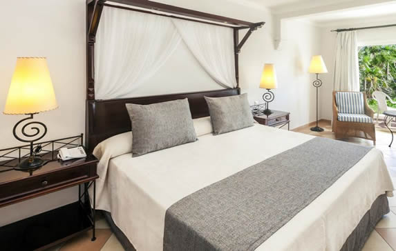 habitación de una cama con mobiliario de madera