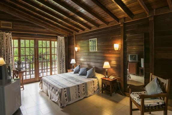 habitación de una cama con paredes de madera 