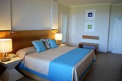 Habitación con cama matrimonial en el hotel