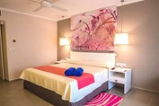 habitación de una cama con mobiliario blanco