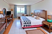 habitación de una cama con mobiliario de madera