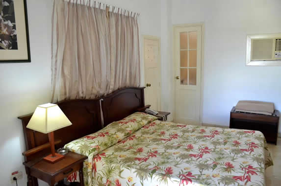 habitación de dos camas con mobiliario de madera