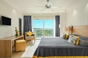 habitación de dos camas con balcón y vista al mar