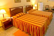 habitación de dos camas con mobiliario de madera