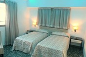 Camas independientes en la habitación del hotel 