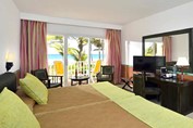 habitación de dos camas con balcón y vista al mar