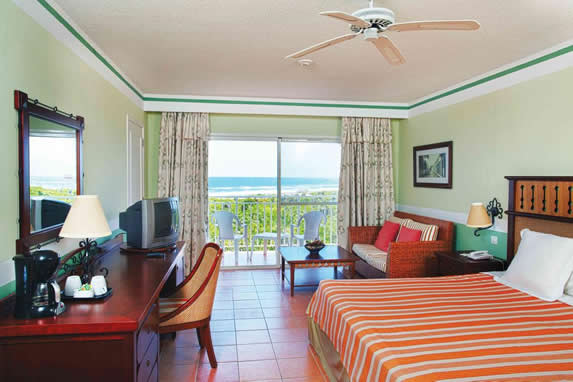 habitación de una cama con balcón y vista al mar