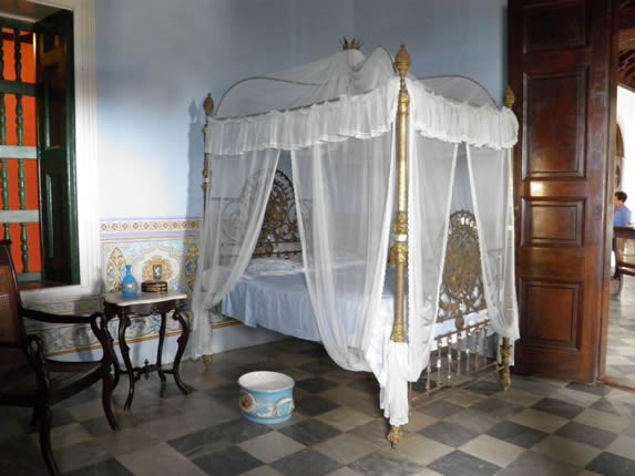 Room with antique furniture and decoration.