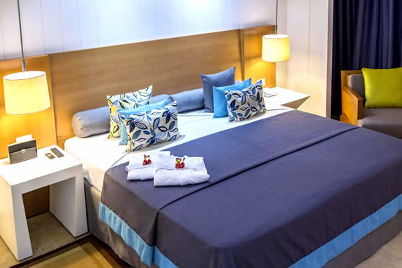 habitación de una cama con mobiliario de madera