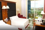 Camas independientes en la habitación del hotel