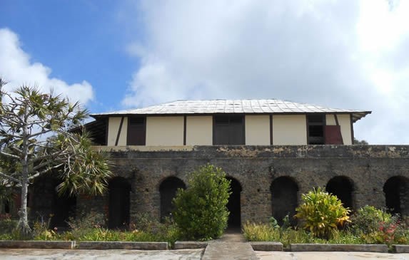 antigua hacienda rodeada de vegetación