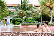 Vista de la piscina del hotel