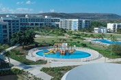 Vista aérea de la piscina del hotel