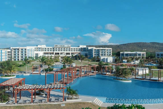Pool of the Grand Muthu Almirante hotel