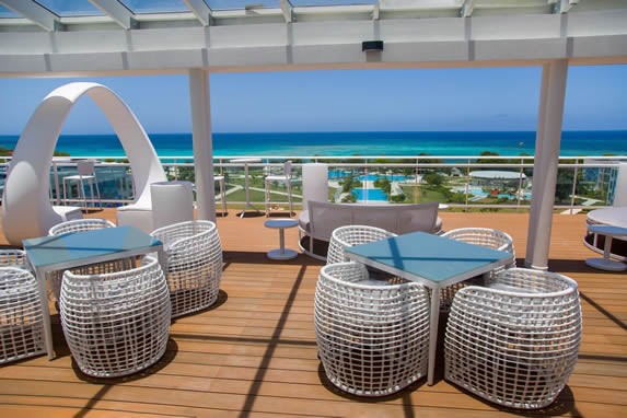 outdoor terrace at the hotel Almirante Beach