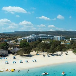 Gran Muthu Almirante hotel beach