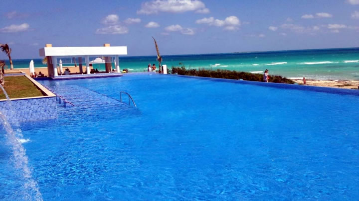 Infinity pool view facing the ocean side