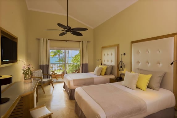 Deluxe Beachside Panoramic Ocean View Picture 2