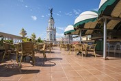 Cafetería en una terraza al aire libre 