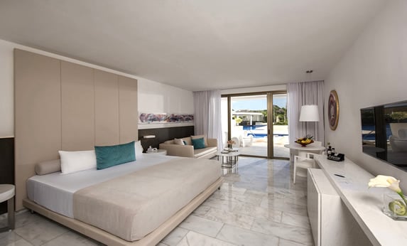 Deluxe Junior Suite Swim - Out  Picture 1