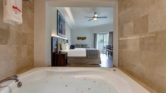 Diamond Club™ Luxury Jacuzzi Junior Suite Picture 3