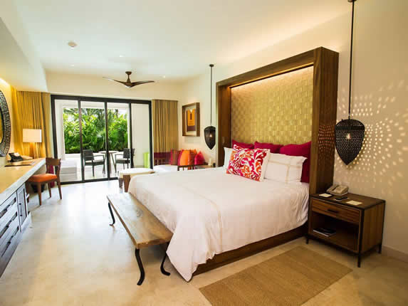 Preferred Club Junior Suite Swim-Out Picture 6