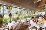 Restaurante terraza exterior con vista parcial