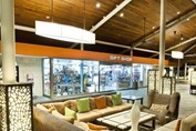 Tienda de regalos y área de descanso interior
