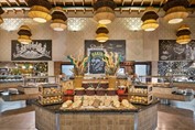 Restaurante buffet con estaciones de comida y pan