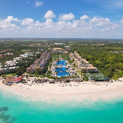 Vista aérea panorámica resort piscinas y playa