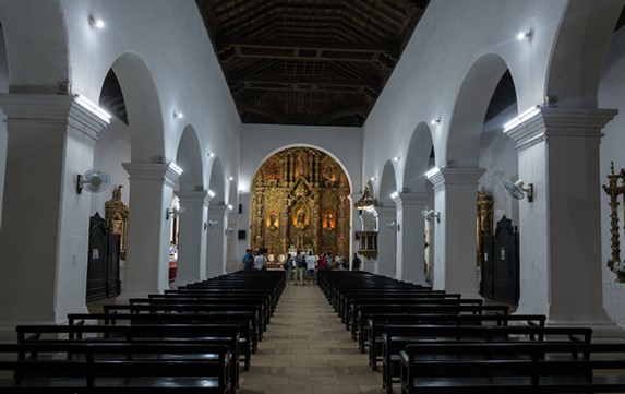 pasillo central del interior de la iglesia 