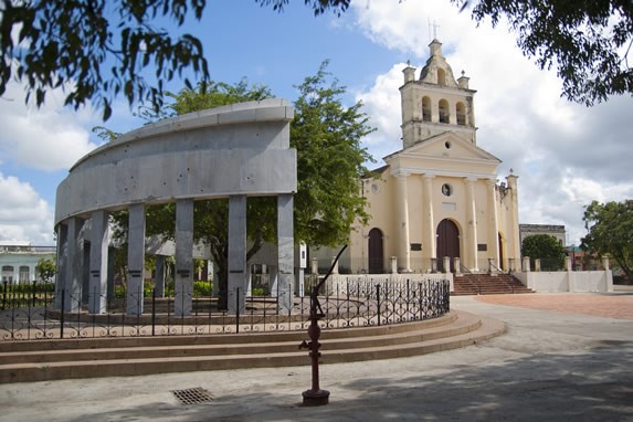 pequeña plaza con una iglesia y monumento
