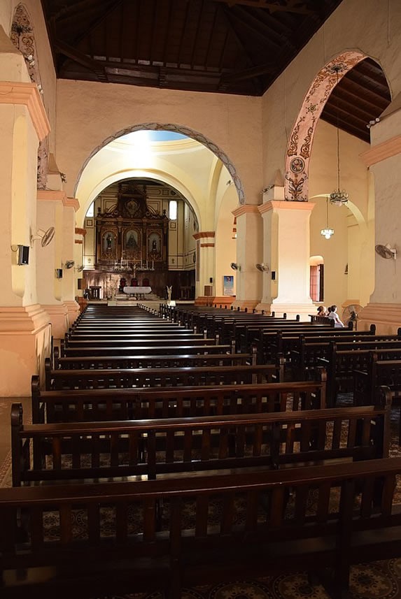 interior con mobiliario religioso de madera