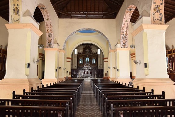 interior con mobiliario religioso de madera