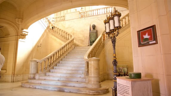 Escaleras de mármol en el museo 